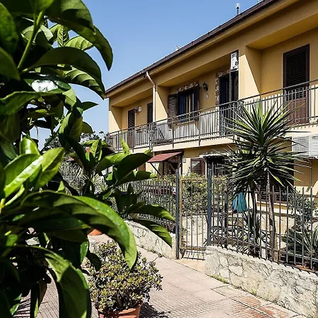לינה וארוחת בוקר Marina D'aspra 4*